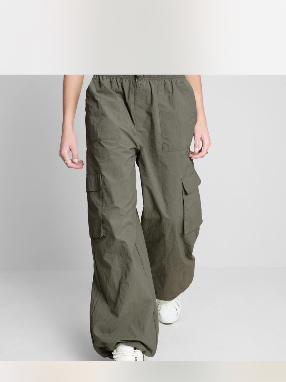 Wide-Leg Cargo Pants in Olive Green